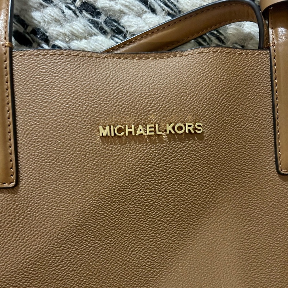 SOLD.    NEW Michael Kors Large Tote Snap Close Crossbody - Picture 5 of 9